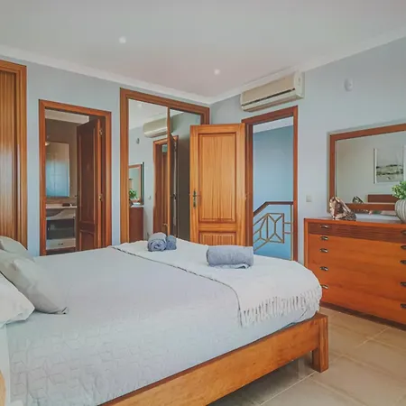 Exceptional 5 Bedroom Villa